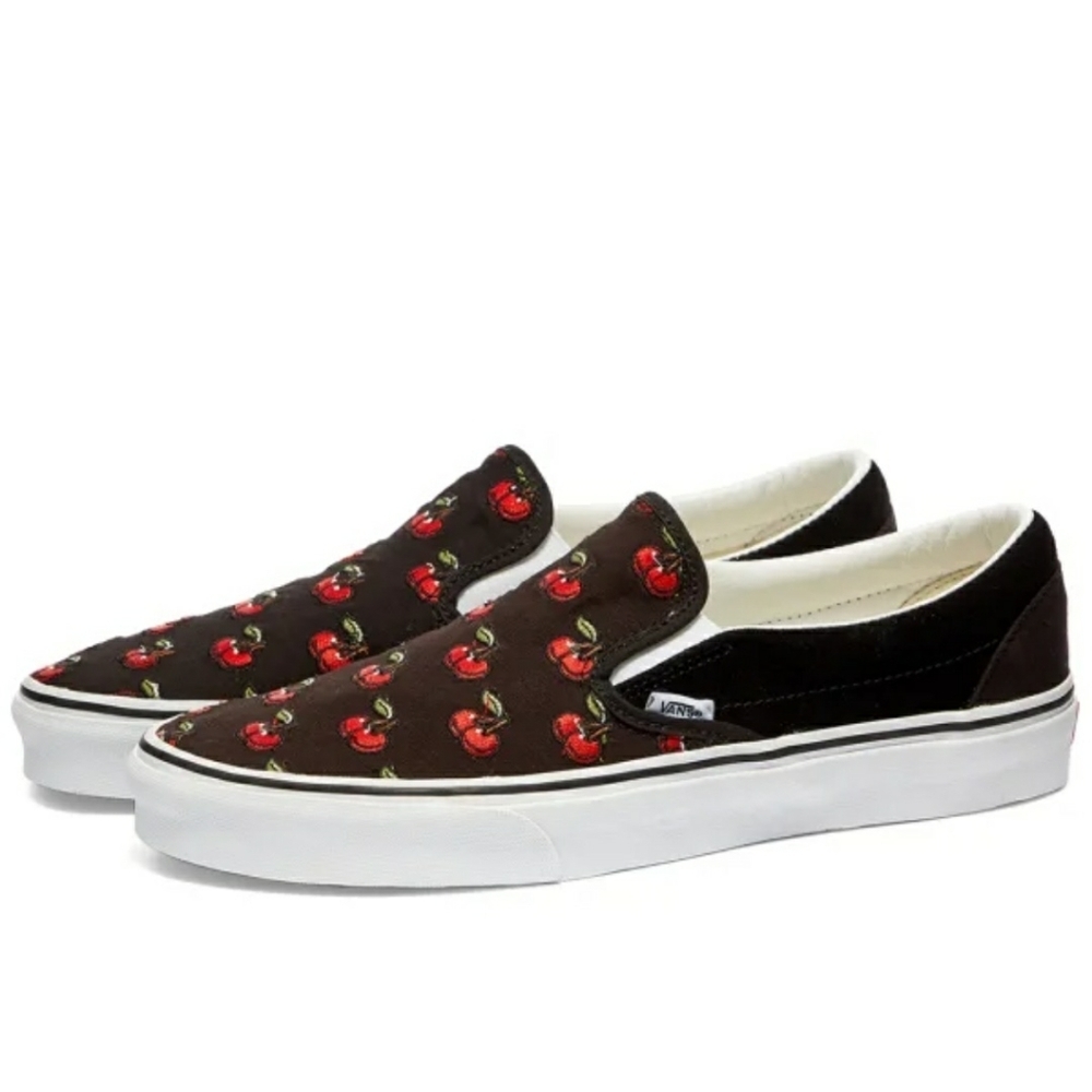VANS CLASSIC SLIP-ONCHERRIES & BLACK